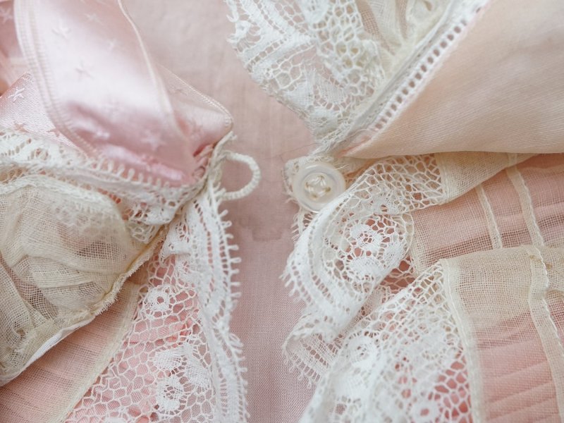 画像23: 【セール対象外】【クーポン対象外】1900年頃 アンティーク ベビー用 袖付きケープ&スタイのセット シルク製  レース＆プリーツ