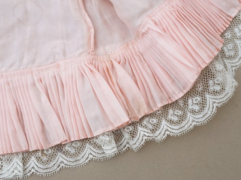 画像21: 【セール対象外】【クーポン対象外】1900年頃 アンティーク ベビー用 袖付きケープ&スタイのセット シルク製  レース＆プリーツ