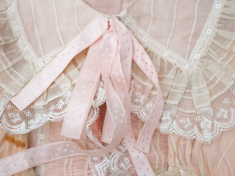 画像3: 【セール対象外】【クーポン対象外】1900年頃 アンティーク ベビー用 袖付きケープ&スタイのセット シルク製  レース＆プリーツ