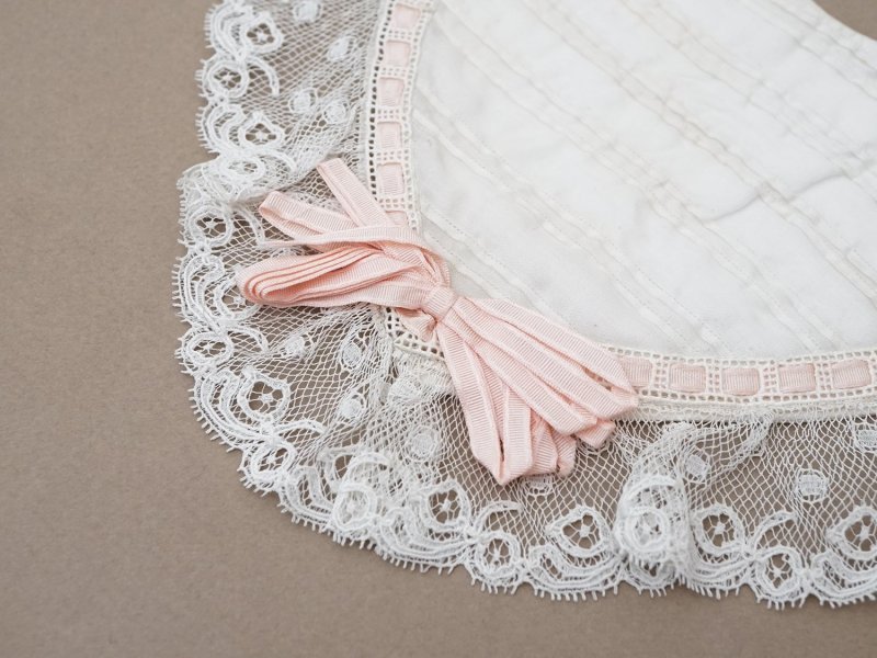 画像25: 【セール対象外】【クーポン対象外】1900年頃 アンティーク ベビー用 袖付きケープ&スタイのセット シルク製  レース＆プリーツ