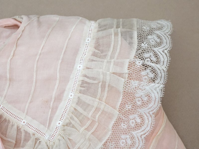 画像5: 【セール対象外】【クーポン対象外】1900年頃 アンティーク ベビー用 袖付きケープ&スタイのセット シルク製  レース＆プリーツ