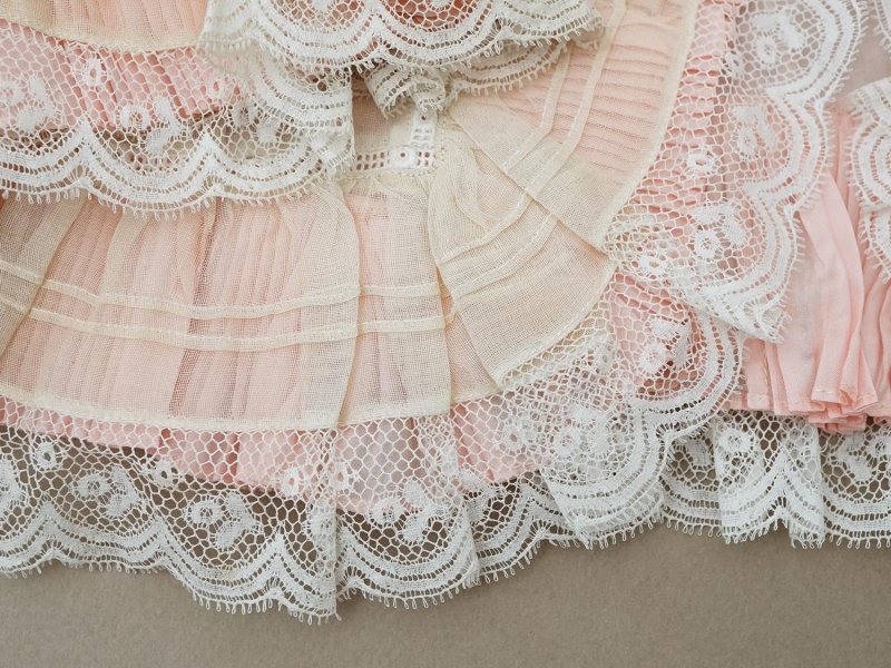 画像7: 【セール対象外】【クーポン対象外】1900年頃 アンティーク ベビー用 袖付きケープ&スタイのセット シルク製  レース＆プリーツ