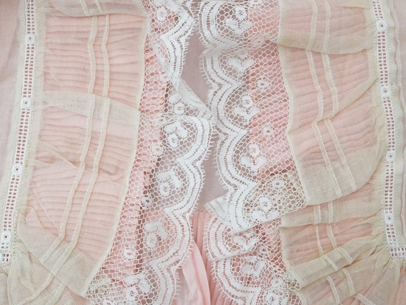 画像9: 【セール対象外】【クーポン対象外】1900年頃 アンティーク ベビー用 袖付きケープ&スタイのセット シルク製  レース＆プリーツ