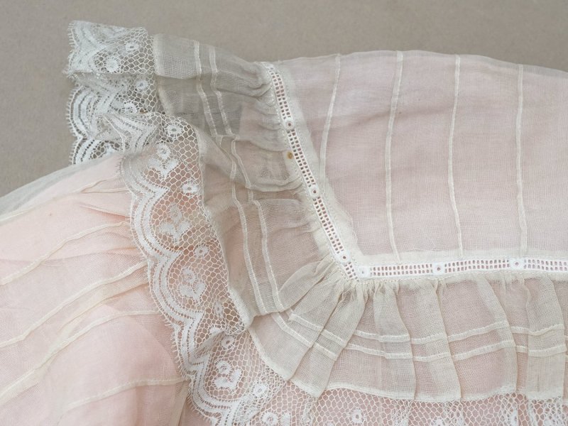 画像15: 【セール対象外】【クーポン対象外】1900年頃 アンティーク ベビー用 袖付きケープ&スタイのセット シルク製  レース＆プリーツ
