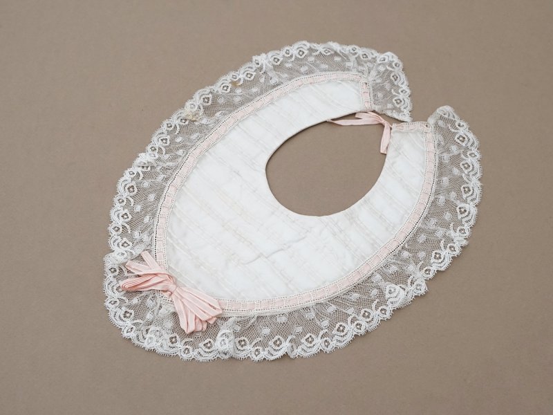 画像24: 【セール対象外】【クーポン対象外】1900年頃 アンティーク ベビー用 袖付きケープ&スタイのセット シルク製  レース＆プリーツ