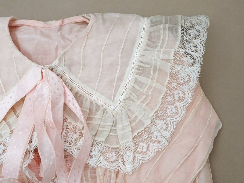 画像4: 【セール対象外】【クーポン対象外】1900年頃 アンティーク ベビー用 袖付きケープ&スタイのセット シルク製  レース＆プリーツ