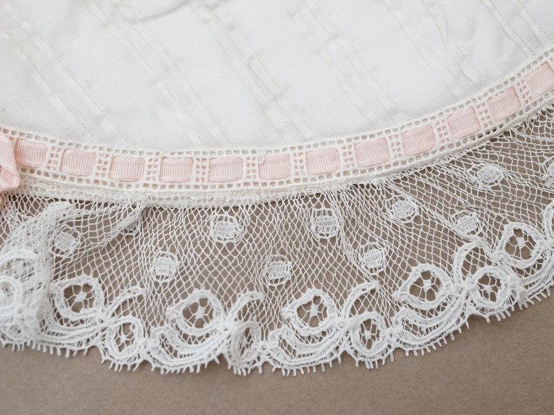 画像26: 【セール対象外】【クーポン対象外】1900年頃 アンティーク ベビー用 袖付きケープ&スタイのセット シルク製  レース＆プリーツ