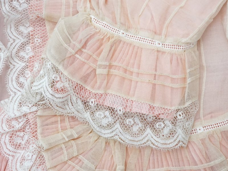 画像8: 【セール対象外】【クーポン対象外】1900年頃 アンティーク ベビー用 袖付きケープ&スタイのセット シルク製  レース＆プリーツ