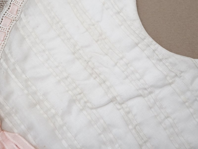 画像27: 【セール対象外】【クーポン対象外】1900年頃 アンティーク ベビー用 袖付きケープ&スタイのセット シルク製  レース＆プリーツ