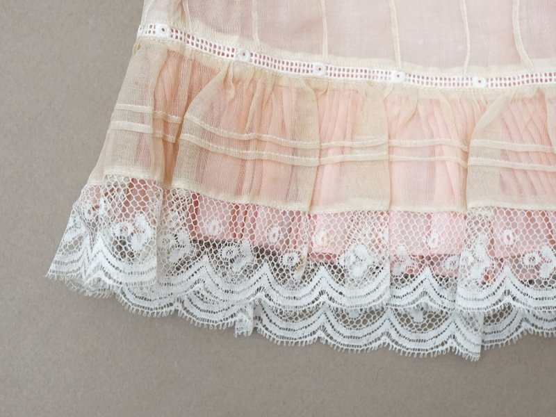 画像13: 【セール対象外】【クーポン対象外】1900年頃 アンティーク ベビー用 袖付きケープ&スタイのセット シルク製  レース＆プリーツ