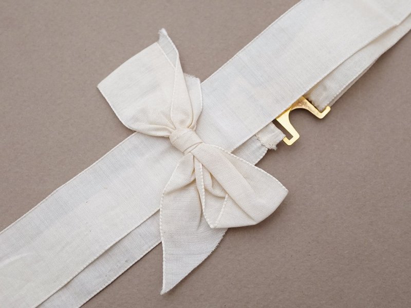 画像3: アンティーク パウダーピンクのリボン シルク製 ゴールドの金具付き