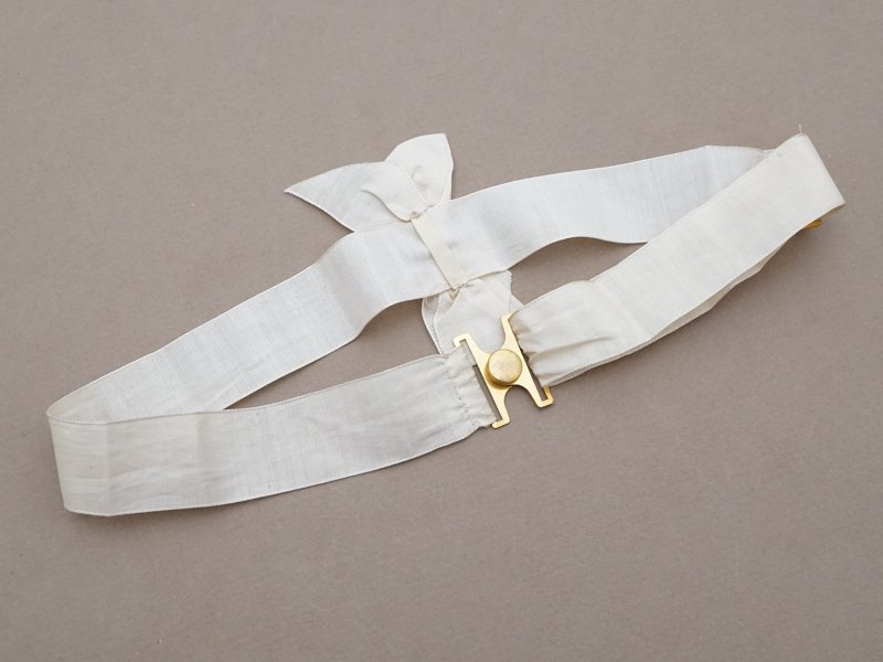 画像5: アンティーク パウダーピンクのリボン シルク製 ゴールドの金具付き