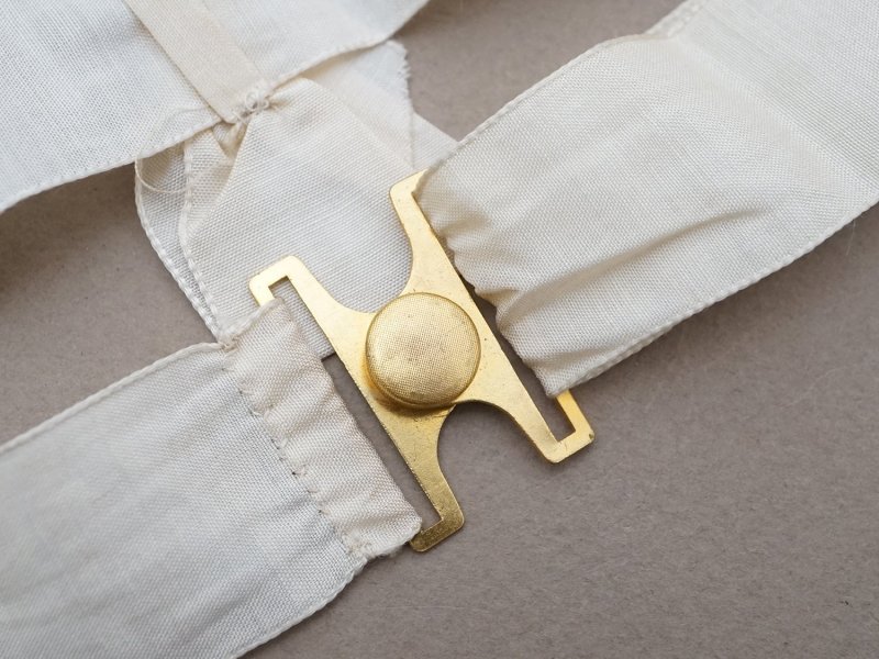 画像6: アンティーク パウダーピンクのリボン シルク製 ゴールドの金具付き