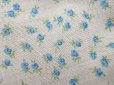 画像2: 未使用 アンティーク 小さな薔薇模様のファブリック ホワイト＆ブルー 70×55m (2)
