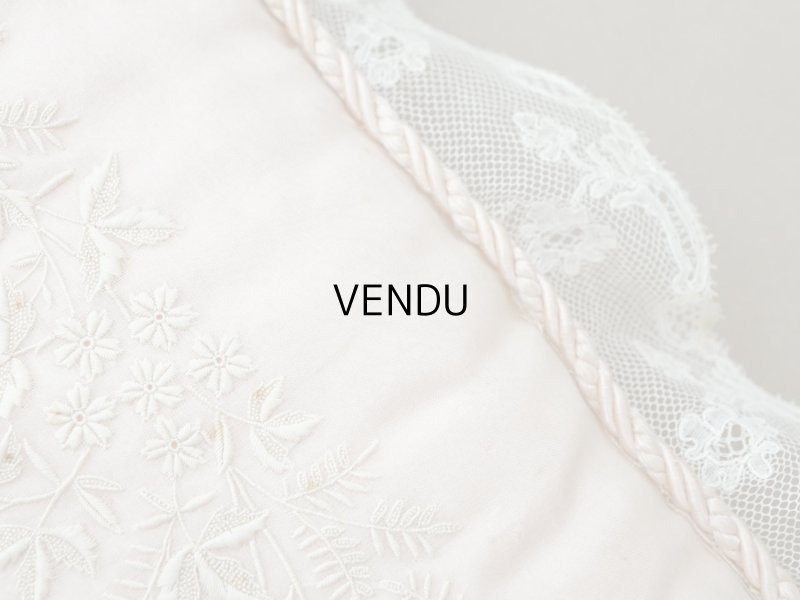 画像14: アンティーク ハンキーケース モノグラム＆草花のホワイトワーク ハンカチ用ポシェット シルクサテン＆レース 