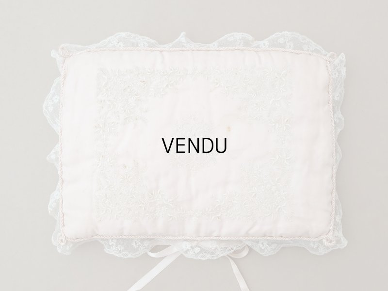 画像3: アンティーク ハンキーケース モノグラム＆草花のホワイトワーク ハンカチ用ポシェット シルクサテン＆レース 