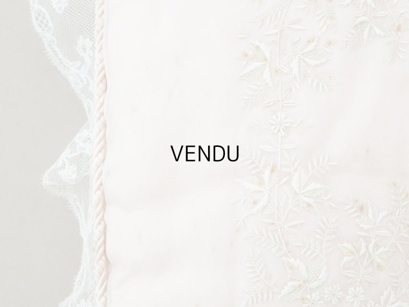 画像12: アンティーク ハンキーケース モノグラム＆草花のホワイトワーク ハンカチ用ポシェット シルクサテン＆レース 