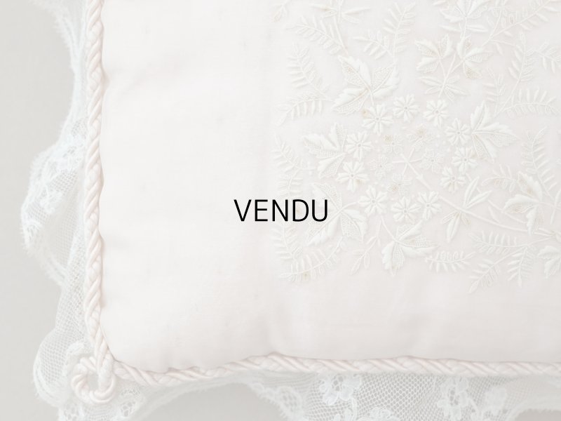 画像13: アンティーク ハンキーケース モノグラム＆草花のホワイトワーク ハンカチ用ポシェット シルクサテン＆レース 