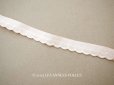 画像1: アンティーク ドット刺繍入り スカラップトリム  ピーチピンク 1.1cm幅  (1)