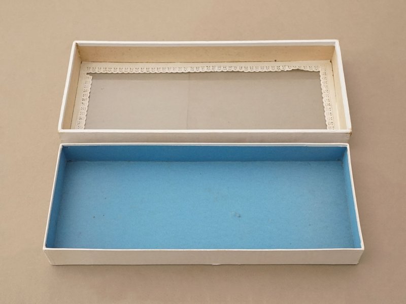 画像5: アンティーク プレザントワール 硝子の蓋のショーケース 初聖体の腕章入れ