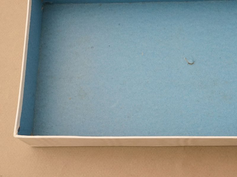 画像6: アンティーク プレザントワール 硝子の蓋のショーケース 初聖体の腕章入れ