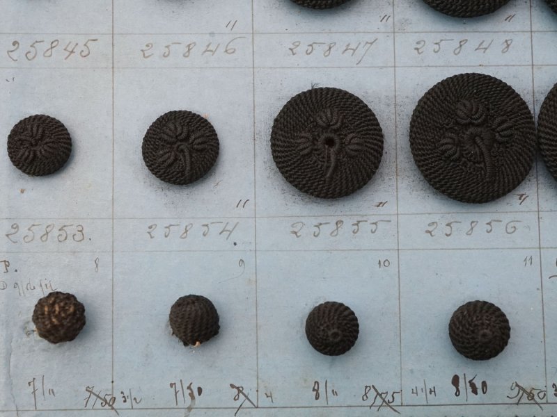 画像12: 19世紀 アンティーク小さなくるみボタンのサンプラー 80ピース