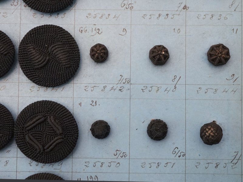 画像11: 19世紀 アンティーク小さなくるみボタンのサンプラー 80ピース