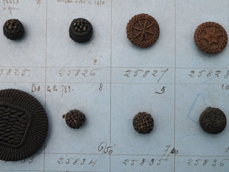 画像9: 19世紀 アンティーク小さなくるみボタンのサンプラー 80ピース