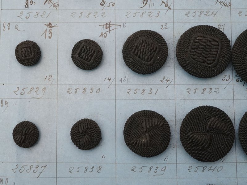 画像10: 19世紀 アンティーク小さなくるみボタンのサンプラー 80ピース