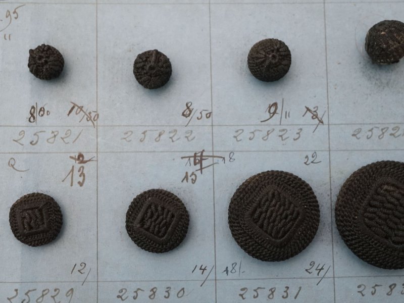 画像8: 19世紀 アンティーク小さなくるみボタンのサンプラー 80ピース