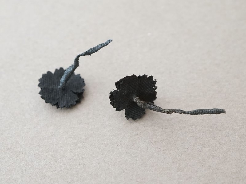 画像6: 1850年頃 アンティーク シルク製 布花 黒 10ピースのセット 12mm モーニングボンネット用