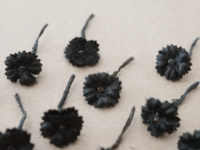 画像4: 1850年頃 アンティーク シルク製 布花 黒 10ピースのセット 12mm モーニングボンネット用