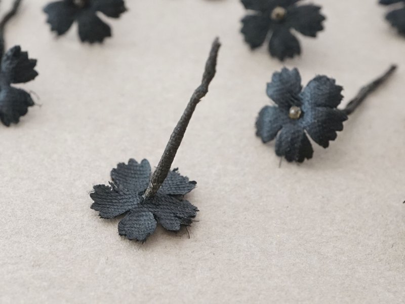 画像5: 1850年頃 アンティーク シルク製 布花 黒 10ピースのセット 12mm モーニングボンネット用