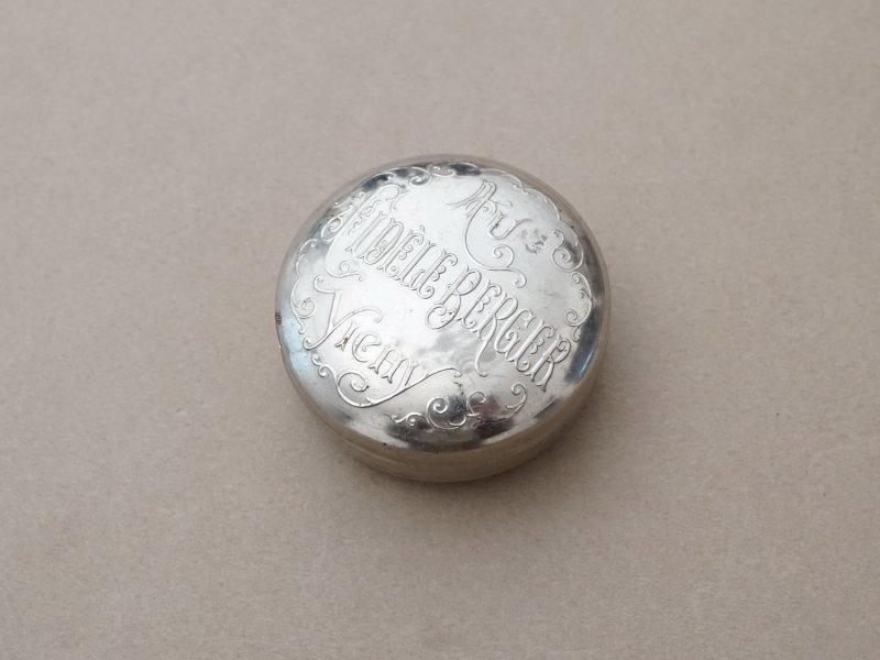 画像4: 1900年頃 アンティーク コンフィズリーのメタル缶 - AU FIDELE BERGER VICHY -