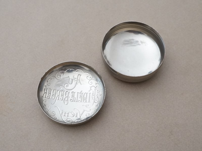 画像18: 1900年頃 アンティーク コンフィズリーのメタル缶 - AU FIDELE BERGER VICHY -