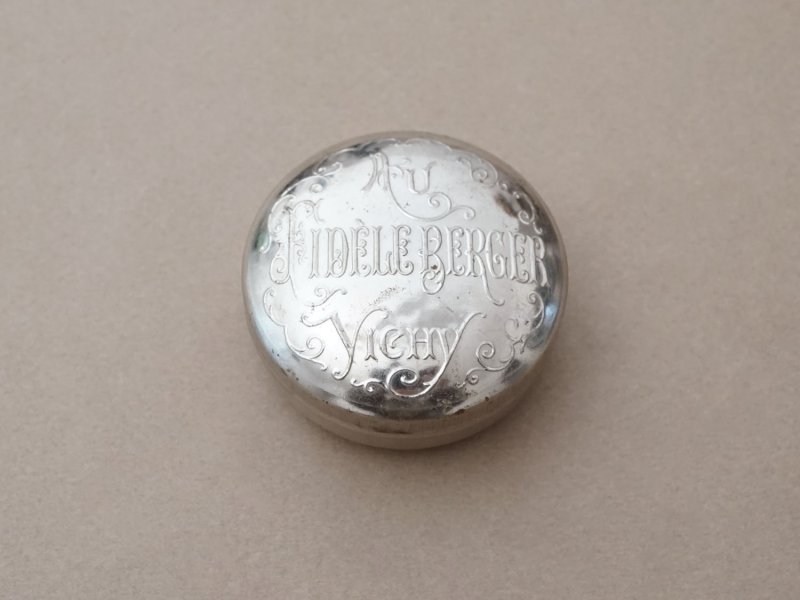 画像16: 1900年頃 アンティーク コンフィズリーのメタル缶 - AU FIDELE BERGER VICHY -