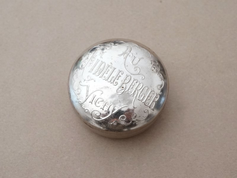 画像10: 1900年頃 アンティーク コンフィズリーのメタル缶 - AU FIDELE BERGER VICHY -