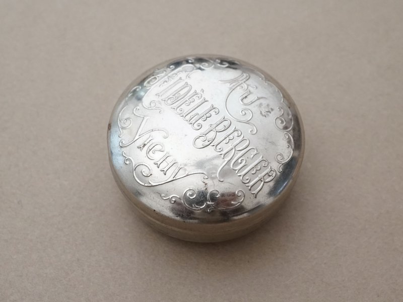 画像5: 1900年頃 アンティーク コンフィズリーのメタル缶 - AU FIDELE BERGER VICHY -