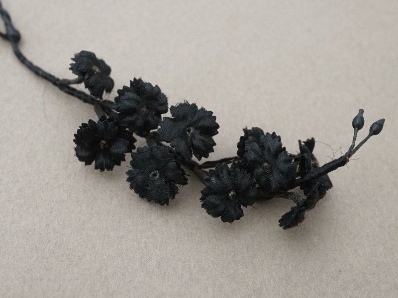 画像2: 1850年頃 アンティーク シルク製 小さな布花 黒 モーニングボンネット用
