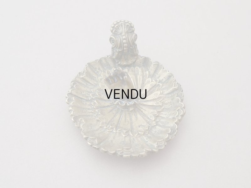 画像5: 19世紀末 アンティーク トレイ ハンドモチーフ レースカフス付き ブロンズ製 小物入れ 