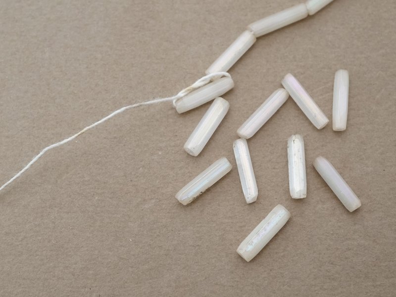 画像7: アンティーク ガラスビーズ オーロラ加工 オフホワイト 3〜4×13〜14mm 約270ピース