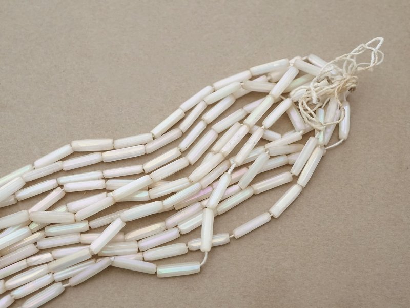 画像2: アンティーク ガラスビーズ オーロラ加工 オフホワイト 3〜4×13〜14mm 約240ピース