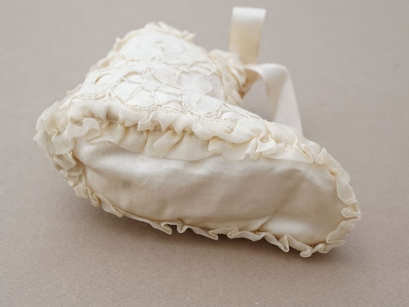 画像10: 1900年頃 アンティーク ベビーシューズ シルクシフォン&手編みのレース