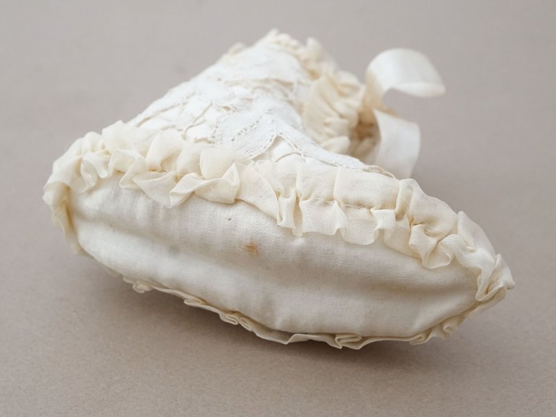 画像12: 1900年頃 アンティーク ベビーシューズ シルクシフォン&手編みのレース