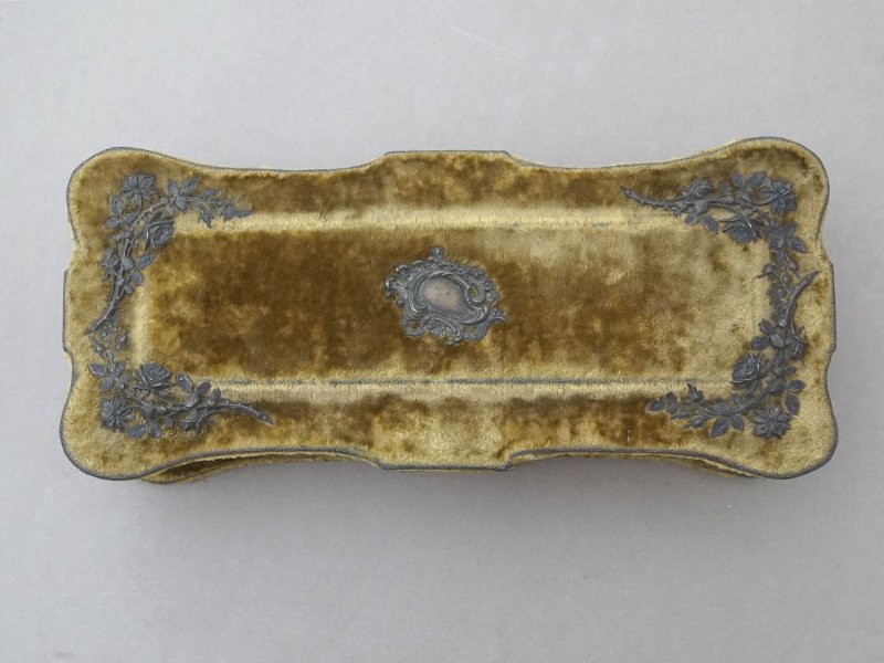 画像3: アンティーク グローブボックス カーキのベルベット ロカイユ装飾＆草花のブーケ