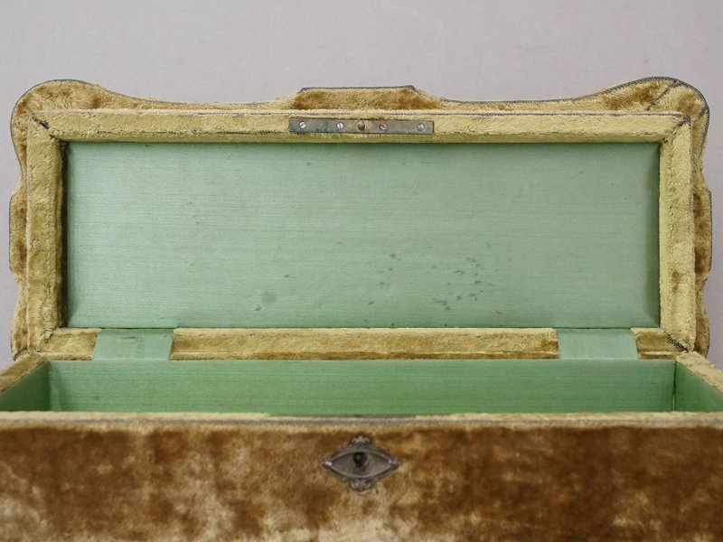 画像12: アンティーク グローブボックス カーキのベルベット ロカイユ装飾＆草花のブーケ