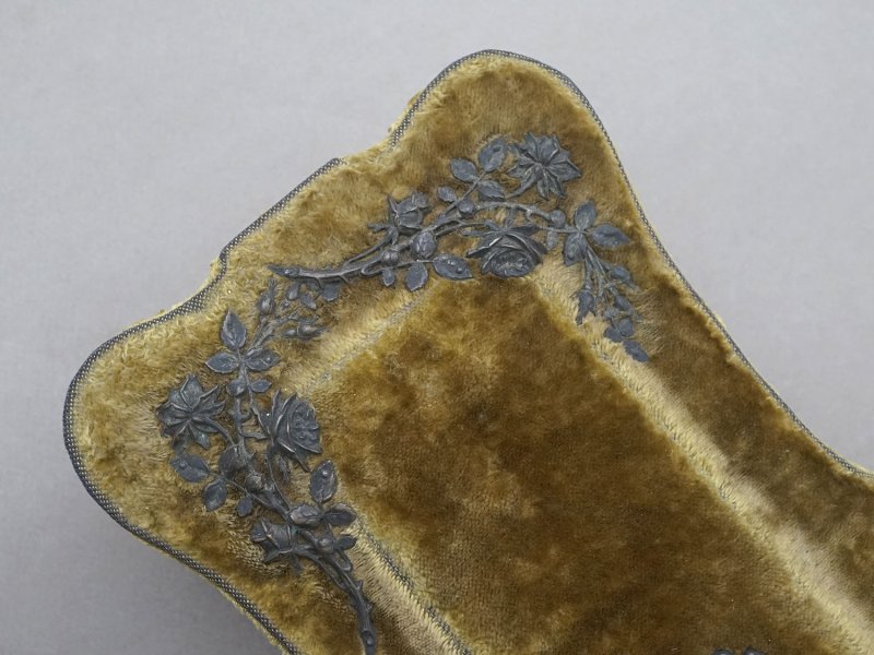 画像4: アンティーク グローブボックス カーキのベルベット ロカイユ装飾＆草花のブーケ