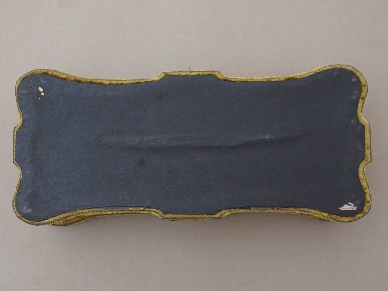 画像17: アンティーク グローブボックス カーキのベルベット ロカイユ装飾＆草花のブーケ