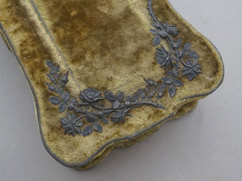 画像6: アンティーク グローブボックス カーキのベルベット ロカイユ装飾＆草花のブーケ