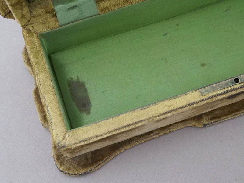 画像15: アンティーク グローブボックス カーキのベルベット ロカイユ装飾＆草花のブーケ